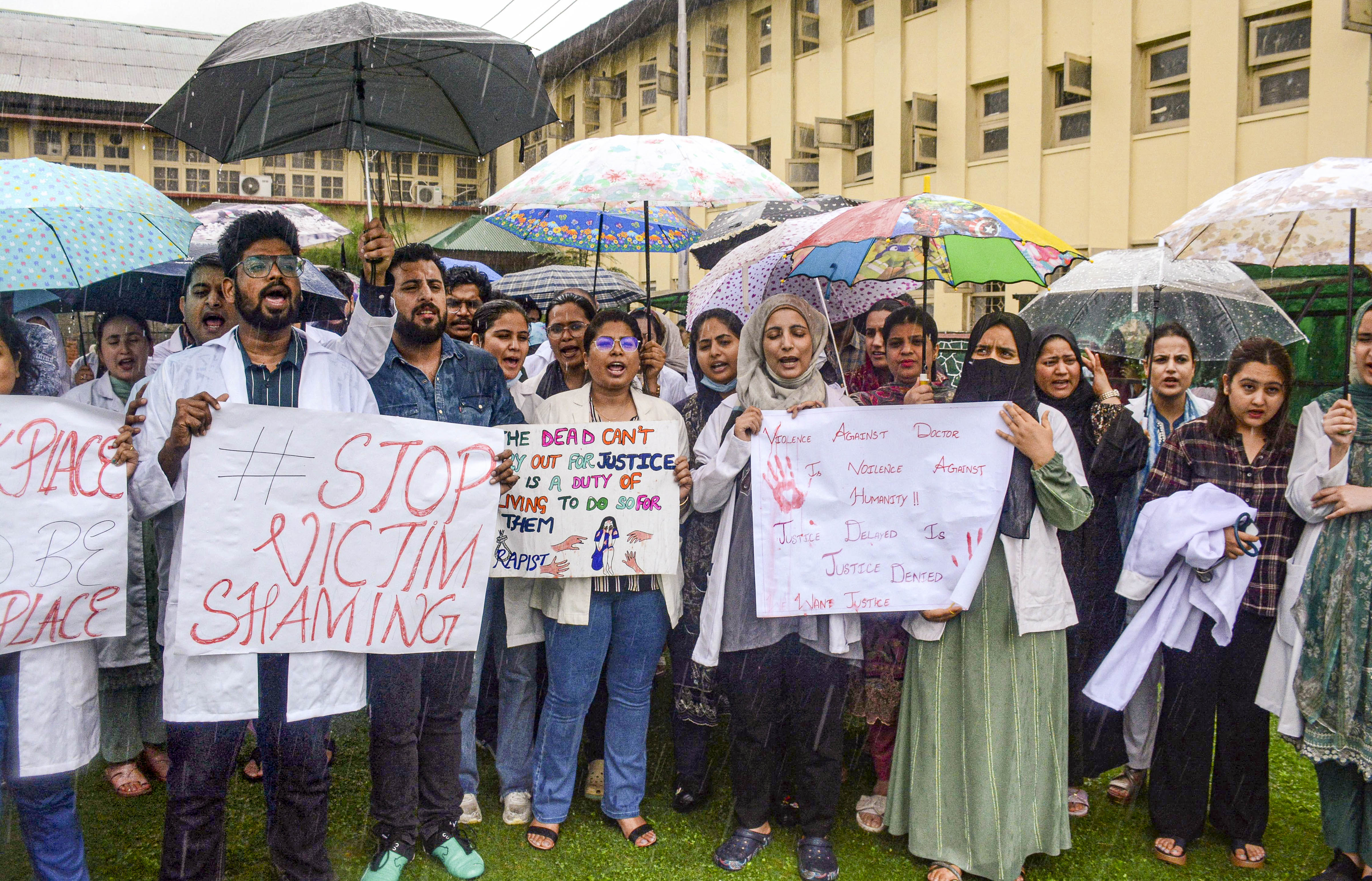 https://salarnews.in/public/uploads/images/newsimages/maannewsimage17082024_160351_doctors srinagar.jpg